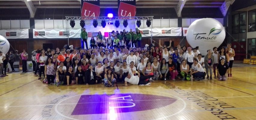 Exitoso masivo de zumba en el Coliseo UA