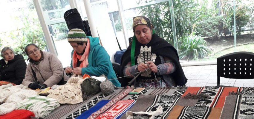 Artesanas mapuches expusieron su arte en la Autónoma