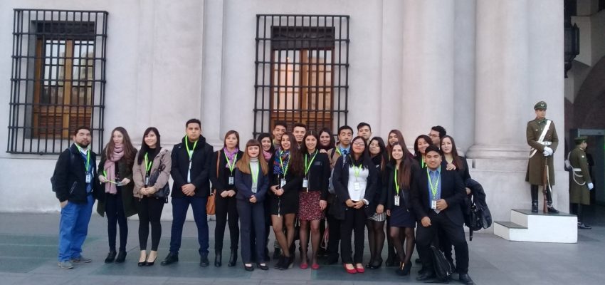 Estudiantes de Administración Pública en el Palacio La Moneda