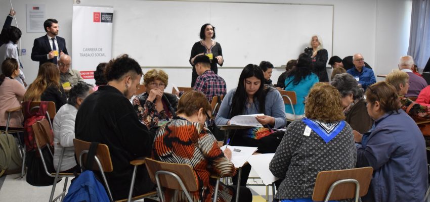 Adultos mayores participan de cabildo en la Universidad Autónoma