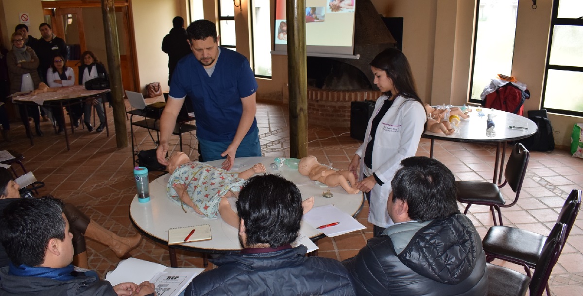 Facultad de Salud de la U. Autónoma capacitó a personal del Cesfam de Pelarco