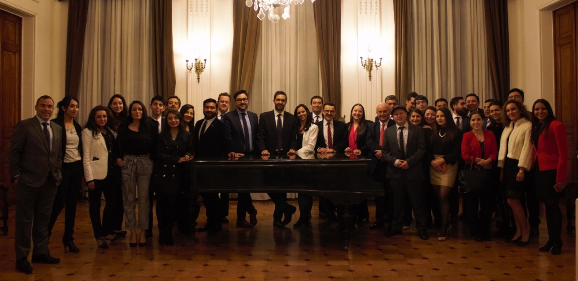 Titulados y egresados de Derecho de la U. Autónoma de Chile en Santiago compartieron cena de camaradería
