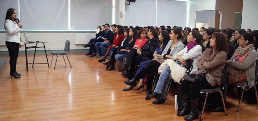 Charla Magistral conmemora el Día del Profesional de Enfermería en la UA