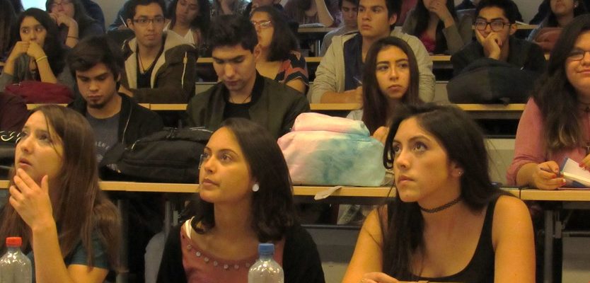 Investigador de la U. de Ottawa dictó conferencia sobre bionanomateriales a estudiantes de Medicina