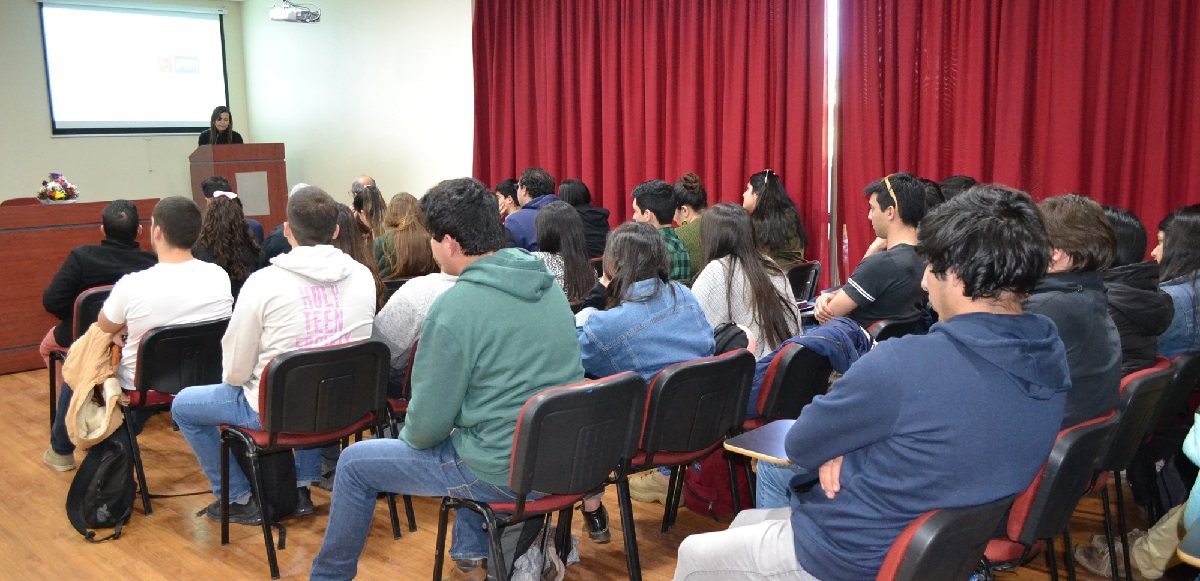 Estudiantes reciben conocimientos en temáticas de evaluación de proyectos