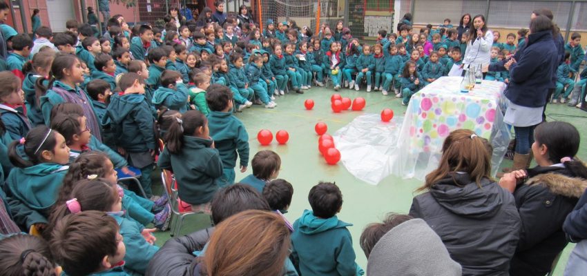 Investigadores de la U. Autónoma acercan la ciencia a escolares de Santiago