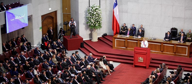 Facultad de Derecho debatió sobre pertinencia de una nueva Constitución