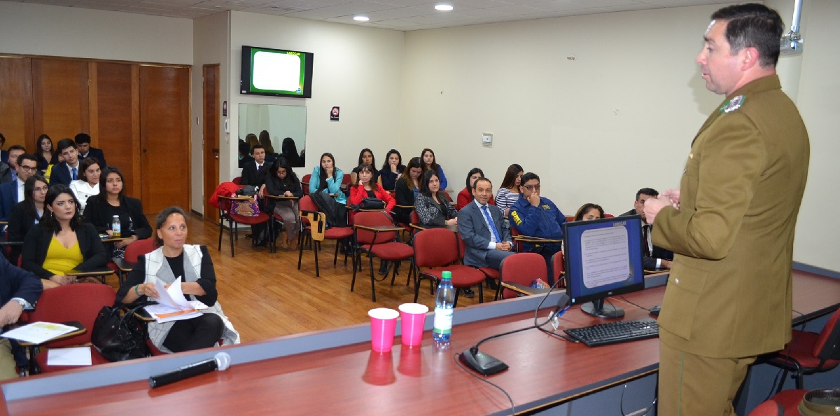 Alumnos de Derecho se capacitan en técnicas forenses
