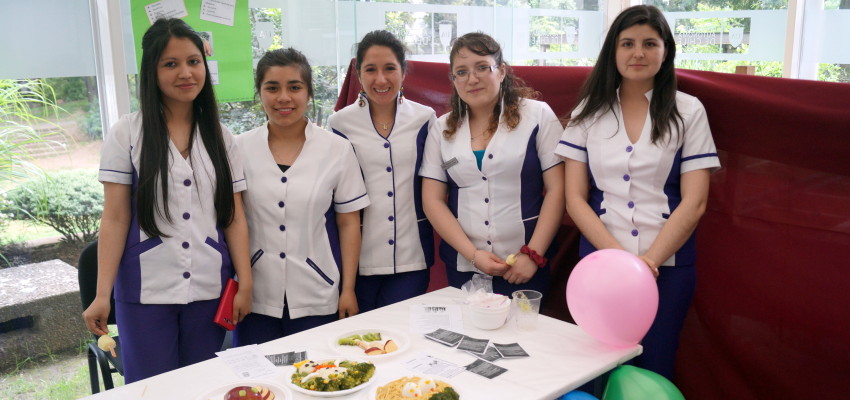 Carrera de Nutrición y Dietética realizó feria saludable para los estudiantes de la UA