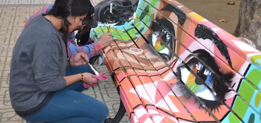 Estudiantes de U. Autónoma realizaron intervención artística en Alameda de Talca