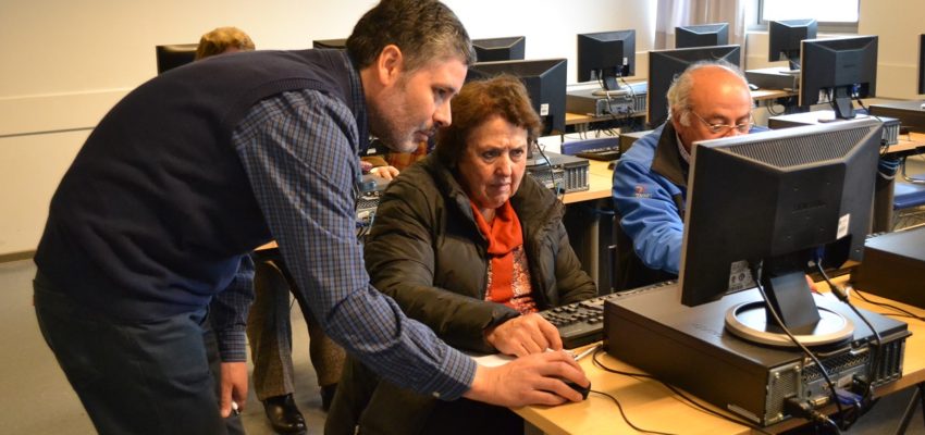 Universidad Autónoma de Chile imparte curso de Computación Básica para la Tercera Edad