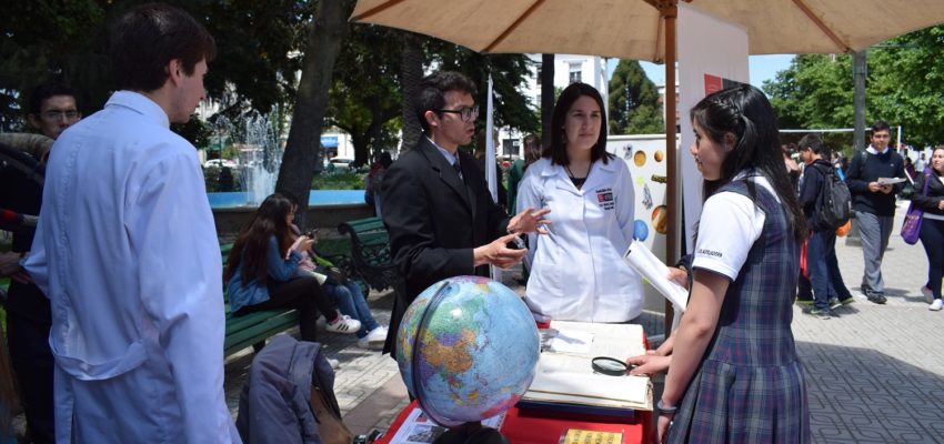U. Autónoma realizó Primera Feria de las Pedagogías en Plaza de Armas de Talca