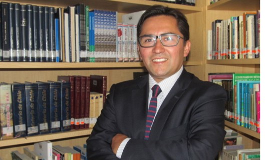Destacado académico e investigador es el nuevo director de la carrera de Derecho en Santiago
