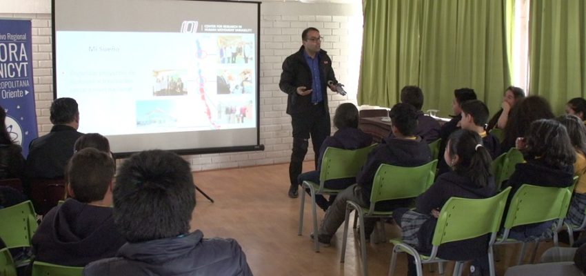 Investigador de la U. Autónoma compartió su experiencia científica con escolares de La Pintana