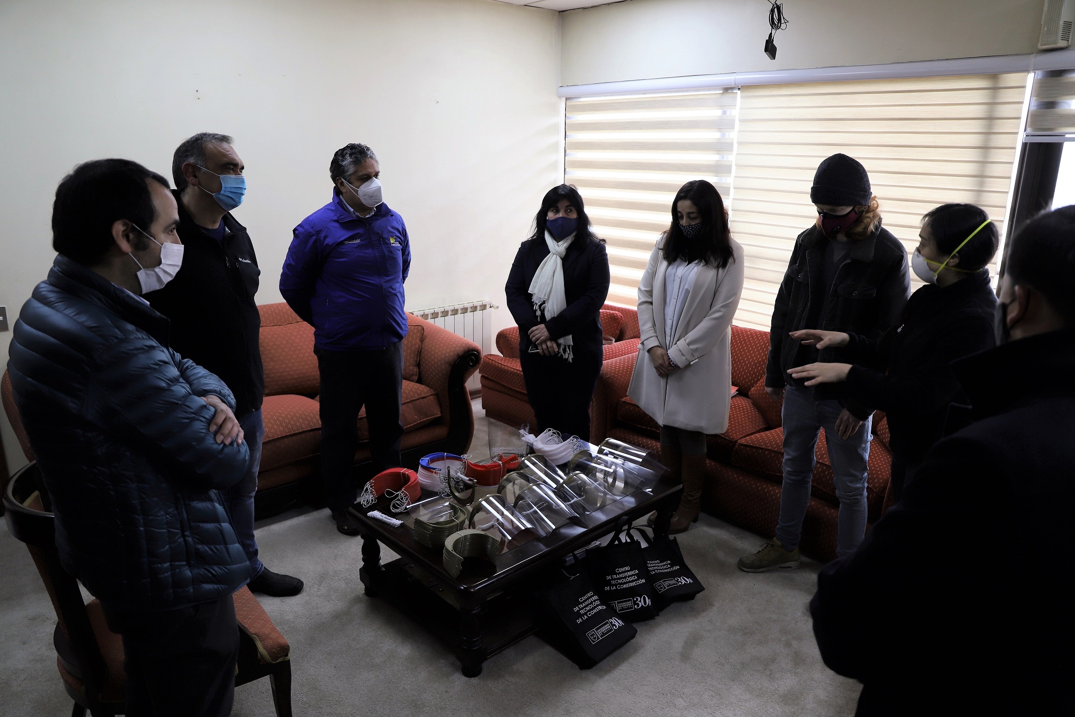 U. Autónoma e Inacap entregan protectores faciales a centros de salud de Padre Las Casas