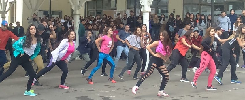 Flashmob de Pedagogía en Educación Física sorprendió a estudiantes de El Llano Subercaseaux