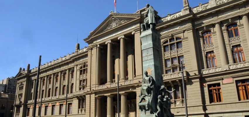 Egresados de Derecho proyectan su desarrollo profesional
