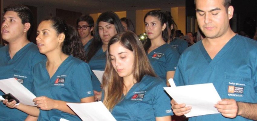 Estudiantes de Kinesiología vestirán por primera vez sus uniformes profesionales en campos clínicos