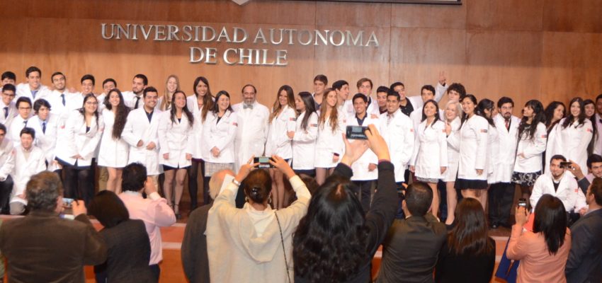 Primera generación de estudiantes de Medicina recibe delantales que distinguen la profesión
