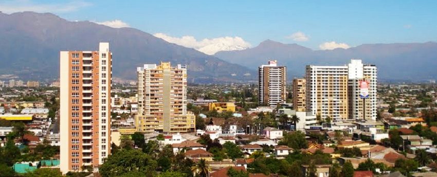 Estudiantes de Trabajo Social entregan carpeta de proyectos concursables a vecinos de San Miguel