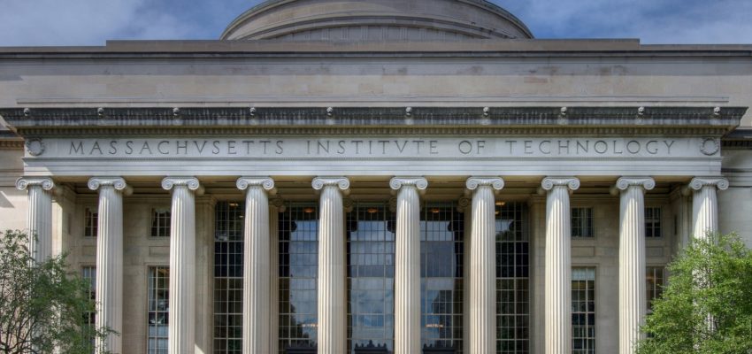Alumnos del MIT de Estados Unidos dictan charla informativa sobre postgrados