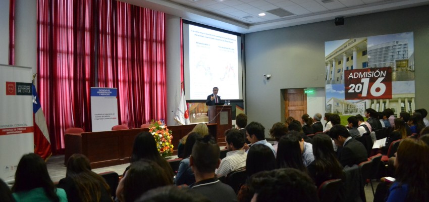 Consejero del Banco Central inauguró año académico de la Facultad de Administración y Negocios en Talca