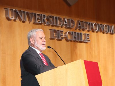 Vicerrectoría de Vinculación con el Medio en Sede Santiago entregó cubos antiestrés a sus colaboradores