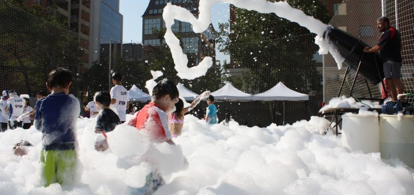 Fiesta de espuma maravilló a hijos de colaboradores en celebración de Navidad anticipada