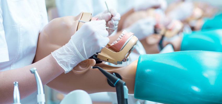 Carrera de Odontología realiza seminario para promover la investigación