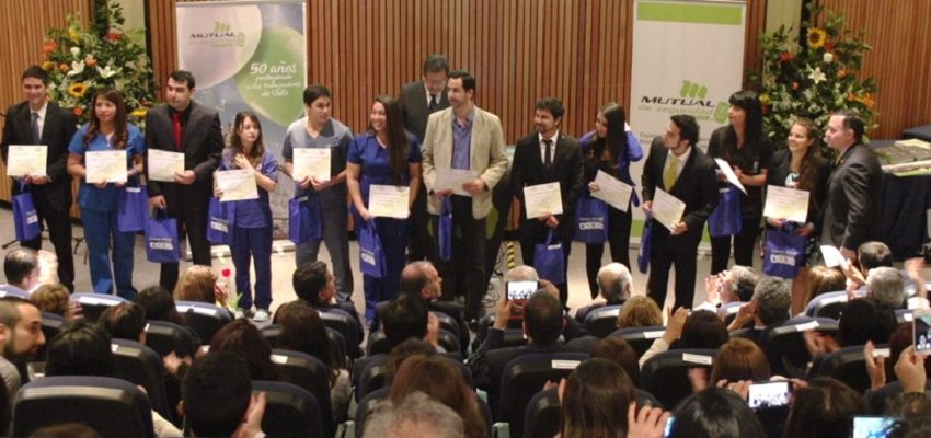 Estudiantes en práctica de la U. Autónoma recibieron premio a la excelencia por desempeño en Mutual