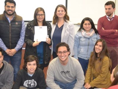 Estudiantes reciben reconocimiento por mechoneo diferente