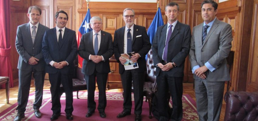 Presidente de Corte Suprema encabezó presentación de libro de Universidad Autónoma de Chile
