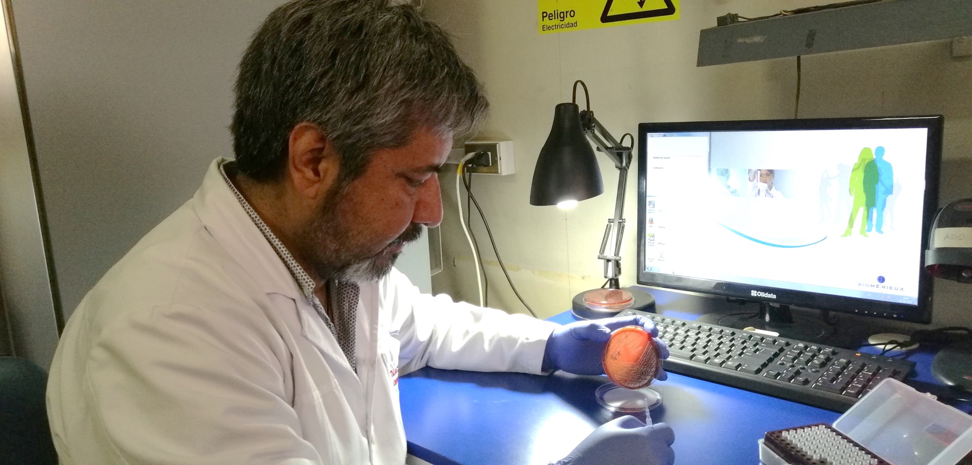 Estudiante de Escuela Internacional de Postgrado UA presenta investigación doctoral en congreso internacional