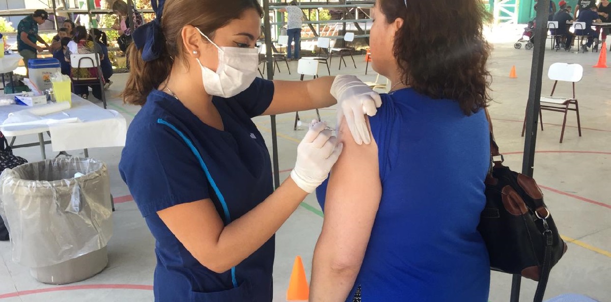 Enfermería apoya con docentes y egresados Campaña de Vacunación Antiinfluenza