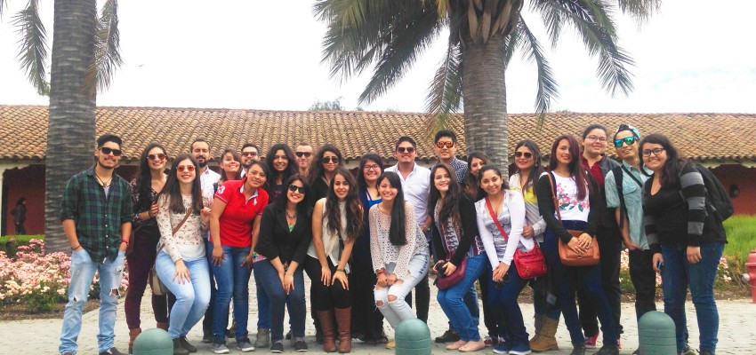 Estudiantes de intercambio conocieron proceso del vino en salida cultural