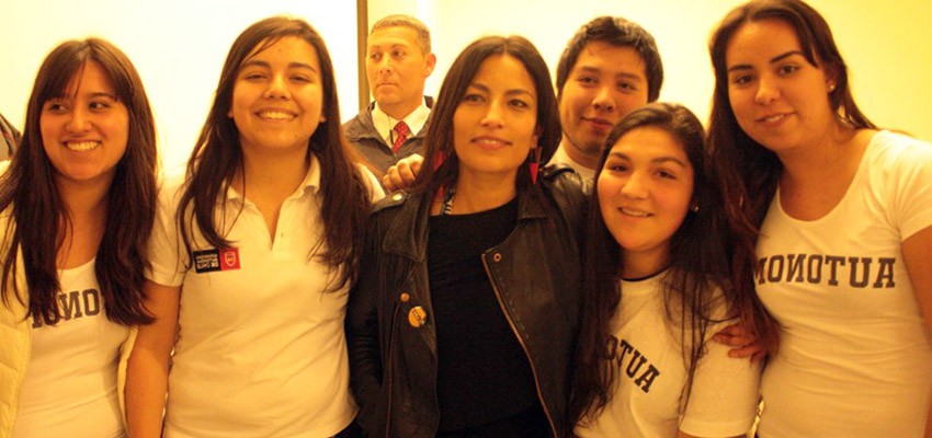 Estudiantes de la Universidad Autónoma de Chile vibraron con concierto gratuito de Ana Tijoux