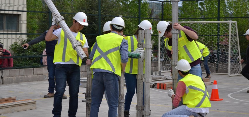 Estudiantes de Ingeniería en Construcción practican en competencia armado de estructuras