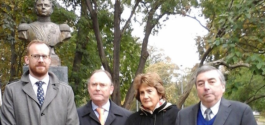Profesor de la Facultad de Derecho participó en inauguración de monumento a O’Higgins en Praga