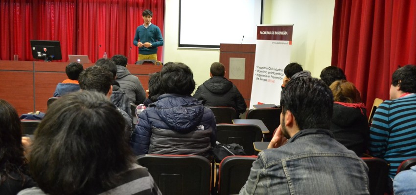 Ingeniero en Informática cuenta su experiencia a alumnos de primer año