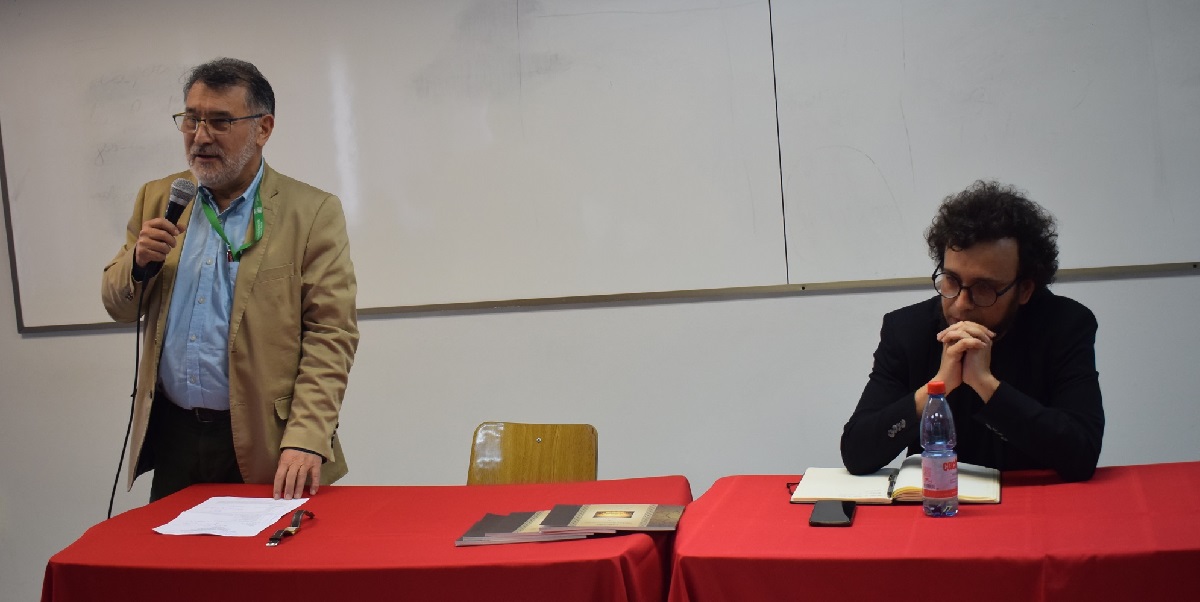 Experto analiza conceptos de conquista y colonización en América con estudiantes de Historia