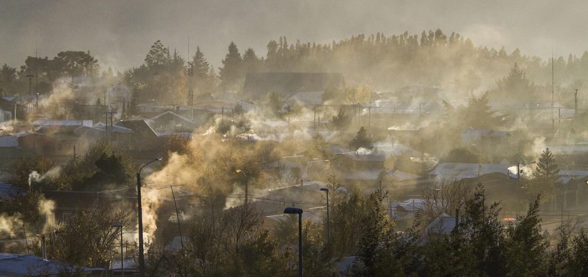 Experto UA investiga efectos nocivos del humo de leña en la salud de la población