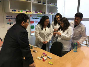 Química y Farmacia cambia su sala de clases por una farmacia simulada