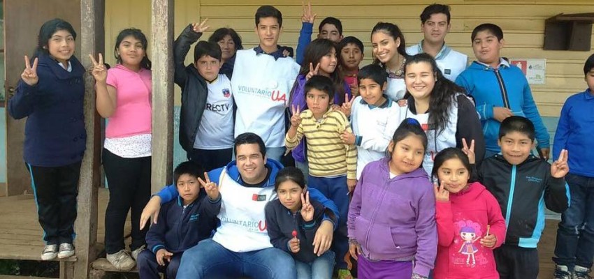 Reyes mechones de la Autónoma entregaron ayuda en escuela de Galvarino
