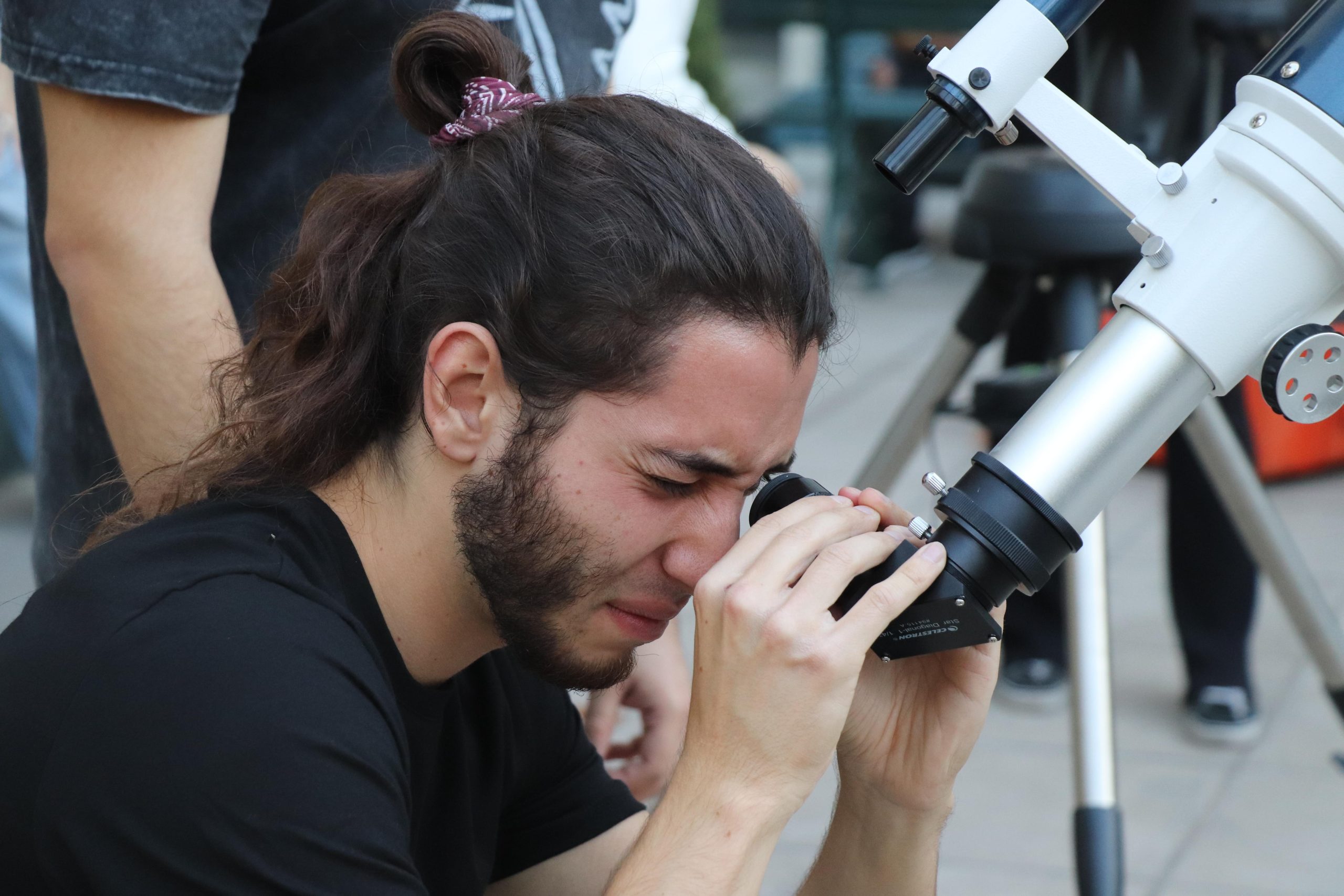 estudiante mirando por telescopio