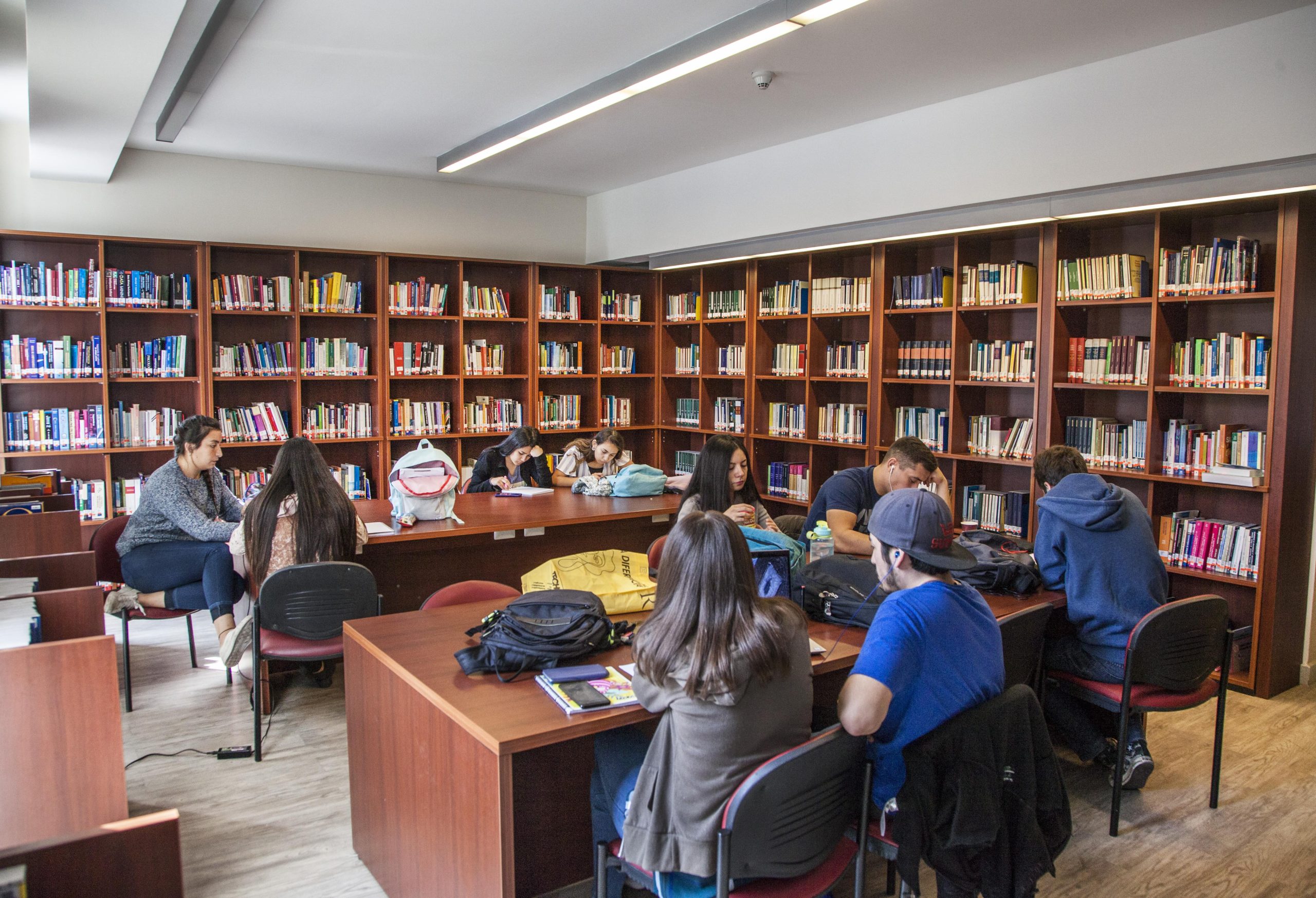 universidad autonoma estudiantes biblioteca santiago 1 scaled