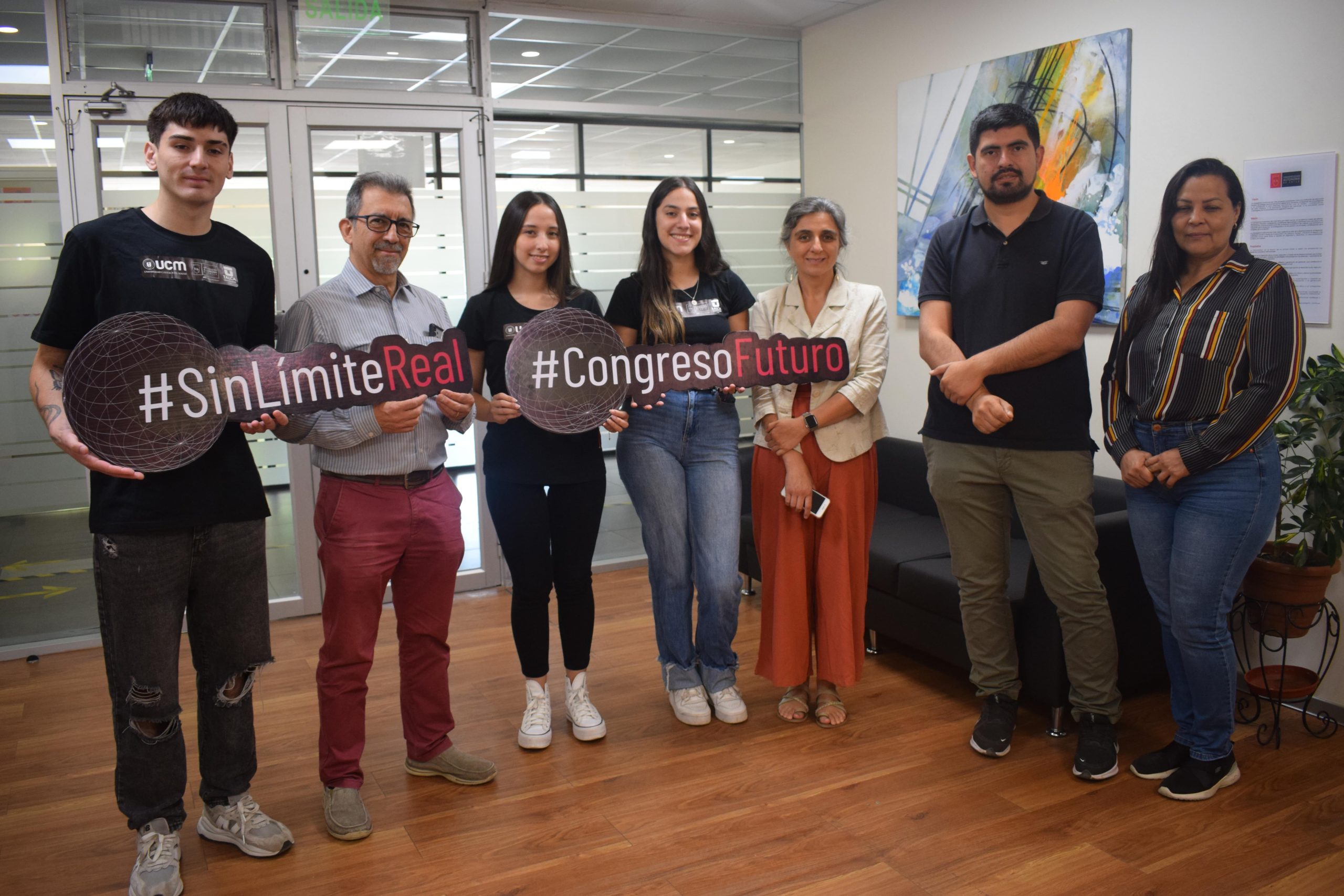 participantes del congreso futuro sosteniendo aviso