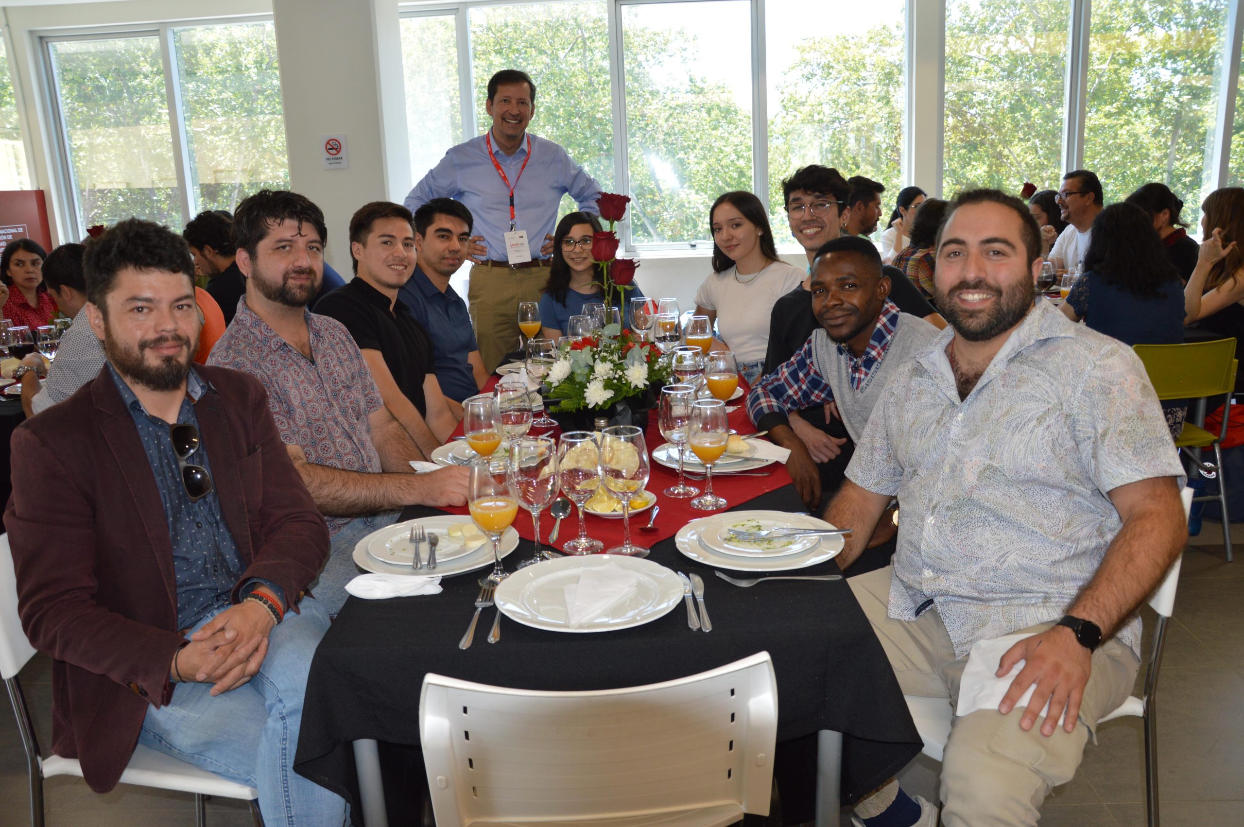 Evento con personas en la mesa para cenar