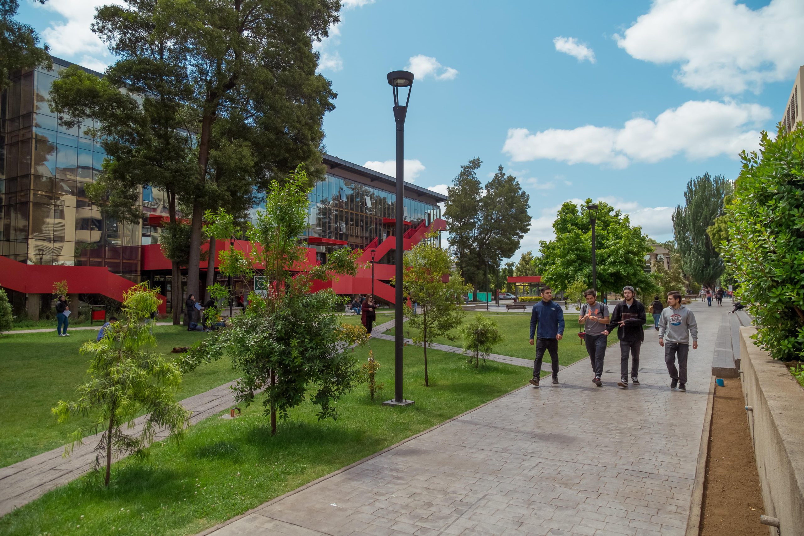 universidad autonoma estudiantes fachada areas verdes temuco 1 scaled