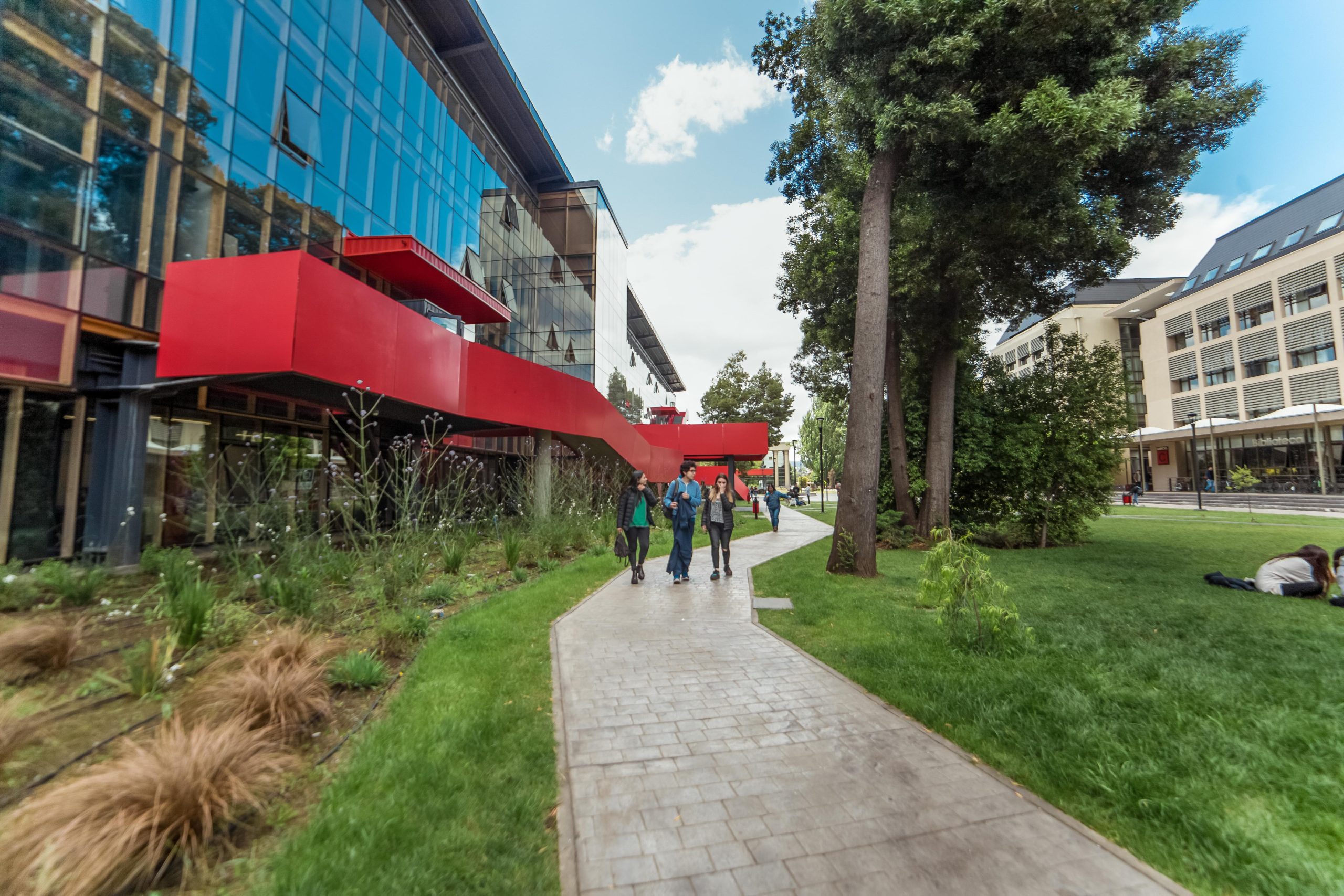 universidad autonoma fachada pasillos campus temuco scaled