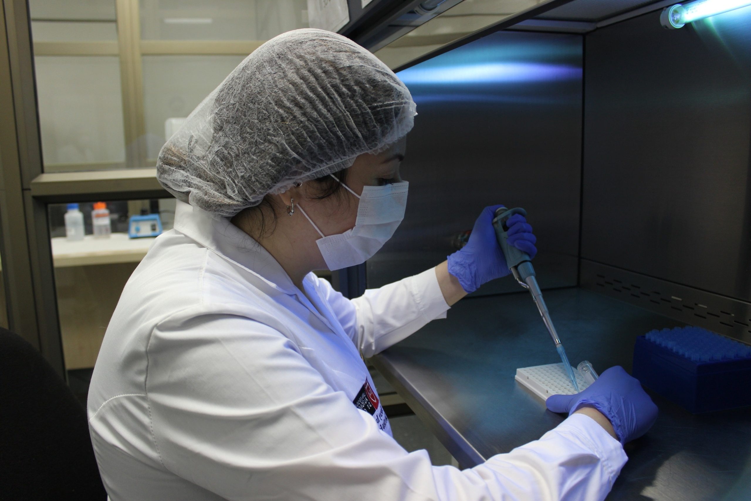universidad autonoma investigacion mujer cientifica scaled